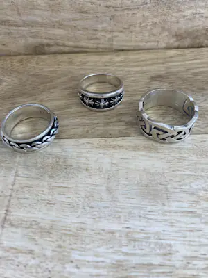Een lotje van drie zilveren  (heren)ringen kopen? Bied vanaf 58!