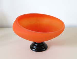 Niet of onleesbaar gesigneerd - Art deco oranje gesatineerde glazen schaal op voet verkocht voor € 1!