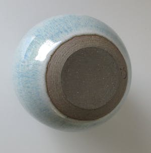 Ed Meissenberg - Opengezaagd keramisch vaasje met blauw-lila stroomglazuur kopen? Bied vanaf 30!