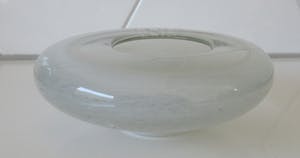 Niet of onleesbaar gesigneerd - Dutz platte ovale blanke en witte glazen kandelaar of votive kopen? Bied vanaf 1!