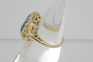 35 - Charmante jaren 60 ring met licht-blauwe Spinel in opengewerkte zetting kopen? Bied vanaf 45!