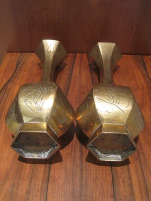 Brons (Onbekend) - Twee zeshoekige bronzen vaasjes. kopen? Bied vanaf 30!