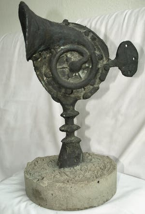 Niet of onleesbaar gesigneerd - Bronzen beeld op betonnen voet , "Autoclaxon" kopen? Bied vanaf 1!