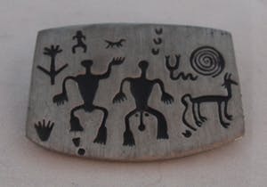 Niet of onleesbaar gesigneerd - Urban Fetishes metalen Broche kopen? Bied vanaf 10!