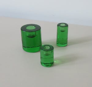 Niet of onleesbaar gesigneerd - Set van drie vintage groene ijsblok glazen kandelaars kopen? Bied vanaf 1!