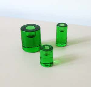 Niet of onleesbaar gesigneerd - Set van drie vintage groene ijsblok glazen kandelaars verkocht voor € 1!