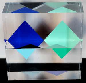 Yaacov Agam - Gesigneerde en genummerde sculptuur van plexiglas verkocht voor € 299!