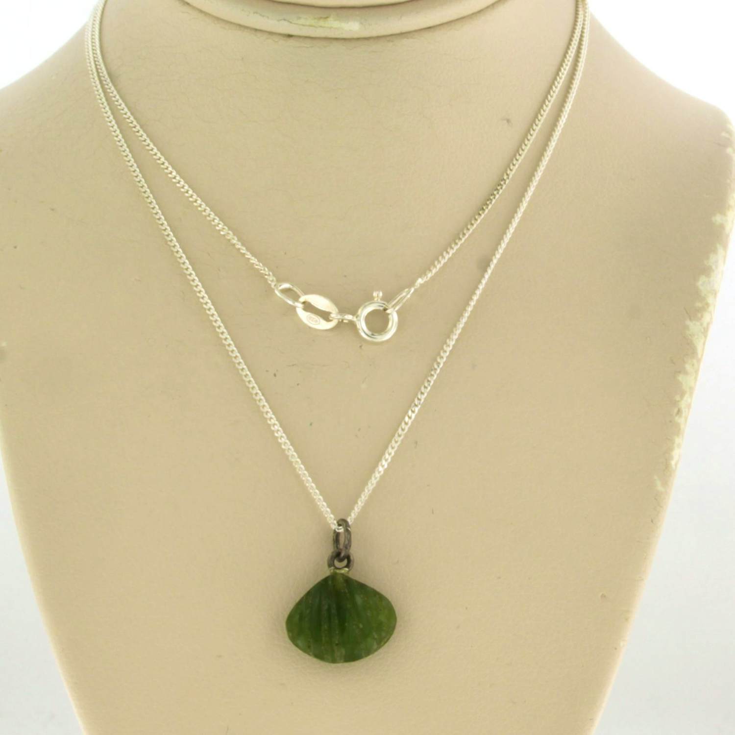 Zilveren collier met hanger bezet met groene schelpvormig agaath kopen? Bied vanaf 1!