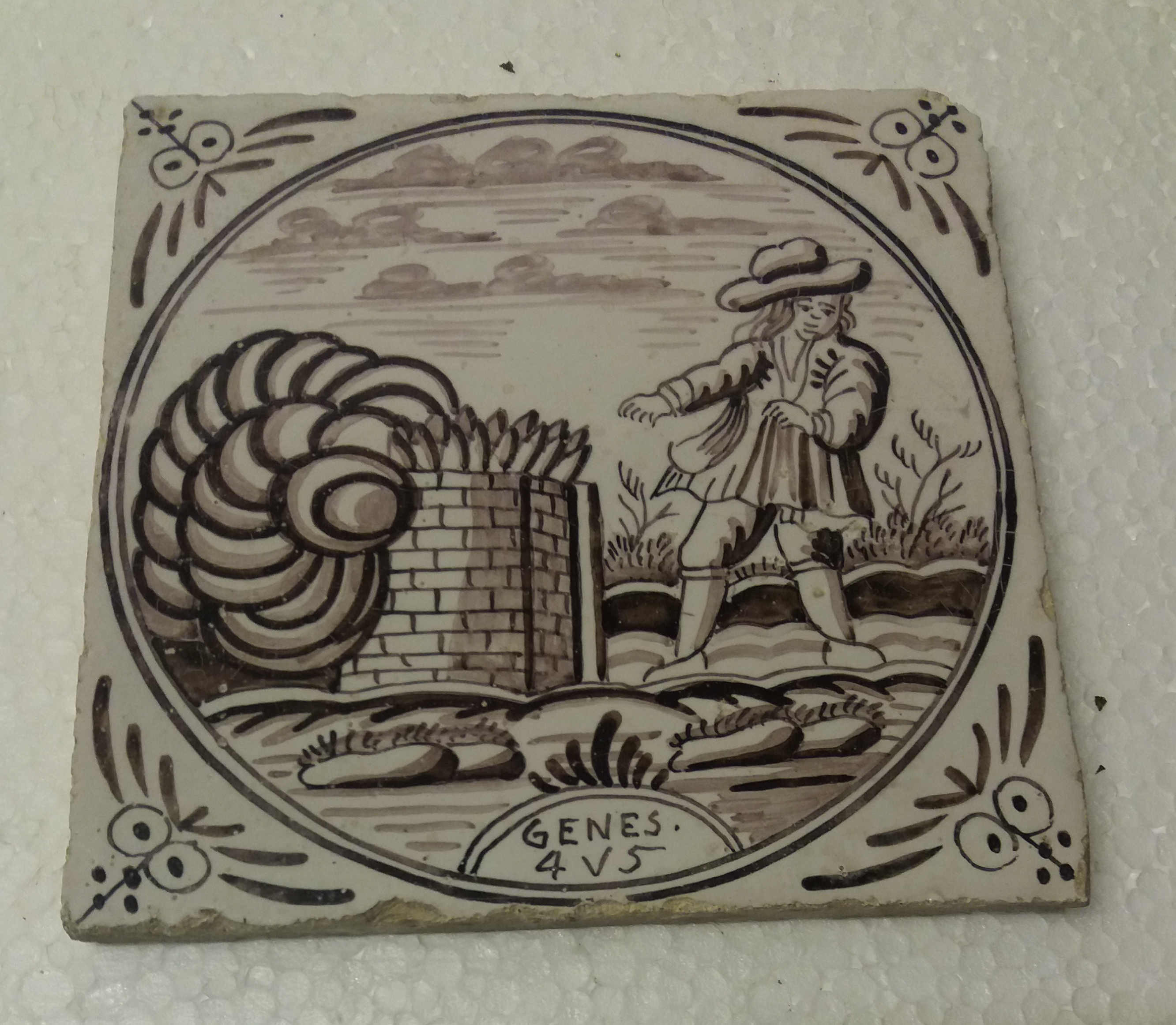 Niet of onleesbaar gesigneerd - Tegel in tinglazuur, met voorstelling: Genes. 4 v 5: Het offer van Kaïn, kopen? Bied vanaf 1!