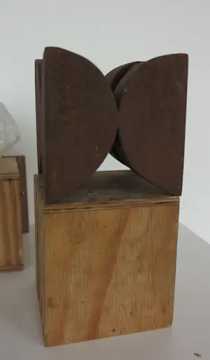 Ida De Roy - Paul Beckers, en anderen! 7 kunstwerken in houten kistjes in diverse technieken kopen? Bied vanaf 350!