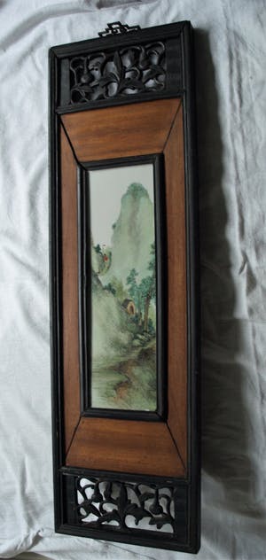 Curiosa - Keramieken tegel in gestoken houten paneel , Oosterse voorstelling kopen? Bied vanaf 1!