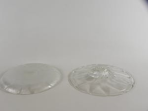 Niet of onleesbaar gesigneerd - 2 grote glazen jaren 60 schalen kopen? Bied vanaf 1!