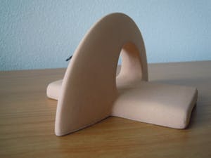 Corry Ammerlaan - Prachtig keramiek beeldje met 2 bronzen figuurtjes onder boog. kopen? Bied vanaf 25!