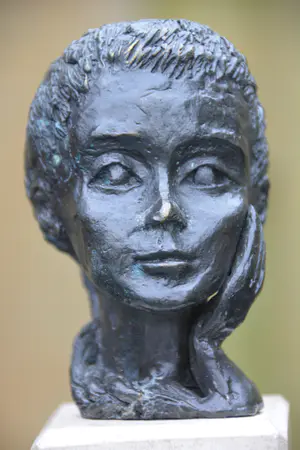 Astrid Veldhuyzen-Koppen - Fraai beeldje getiteld "luisteren" kopen? Bied vanaf 8!