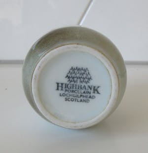 Niet of onleesbaar gesigneerd - Highbank Porseleinen Bibelotte vaasjes met afbeelding Schots winterlandschap kopen? Bied vanaf 1!