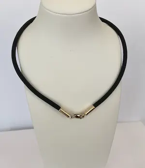 Zwart rubberen colier met gouden sluiting kaufen? Bieten Sie von 80!