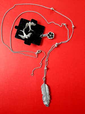 Keting  met hanger en oorbelen verkocht voor € 1!