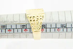 169 - Massieve & fraai bewerkte geel-gouden 18 krt "gold dust" ring kopen? Bied vanaf 360!