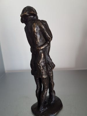 Astrid Veldhuyzen-Koppen - Beeld " Beschutting" kopen? Bied vanaf 40!