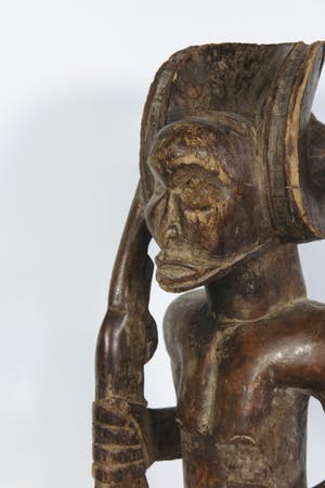 Chokwe - Houten krijgerbeeld met geweer en koninklijk kapsel kopen? Bied vanaf 1!