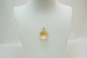 3 - Grote & mooi gedetailleerde 18Krt geel-goud rozet hanger kopen? Bied vanaf 190!