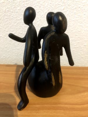Niet of onleesbaar gesigneerd - Bronzen beeldje Universiteit van Utrecht - 3 personen op een wereldbol. kopen? Bied vanaf 1!