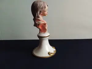 Niet of onleesbaar gesigneerd - 2 capodimonte beelden van jonge dames kopen? Bied vanaf 1!