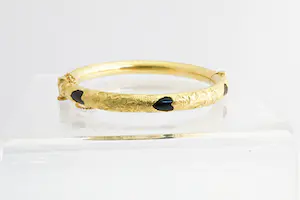 97- Surinaamse 22 krt ged. geel-gouden armband met zwarte uitgesneden harten kopen? Bied vanaf 470!