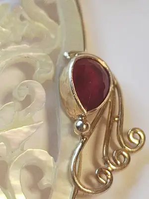 Balinese Barong hanger rijkelijk uitgesneden parelmoer met facetgeslepen Robijn kopen? Bied vanaf 50!