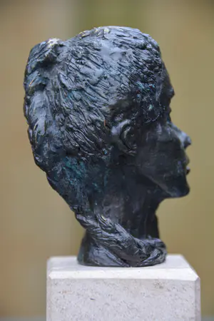 Astrid Veldhuyzen-Koppen - Fraai beeldje getiteld "luisteren" kopen? Bied vanaf 8!