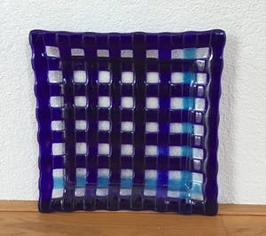 Niet of onleesbaar gesigneerd - Schaal, meerkleurig glas,vierkant kopen? Bied vanaf 10!