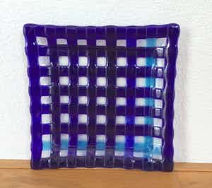 Niet of onleesbaar gesigneerd - Schaal, meerkleurig glas,vierkant verkocht voor € 10!