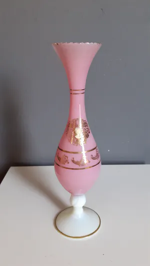 Cristallerie de Portieux - Roze melkglas vaas beschilderd met bladgoud en Camee dame erop kopen? Bied vanaf 1!