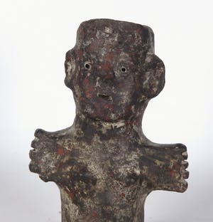 Niet of onleesbaar gesigneerd - Oude handpop van versteend materiaal met rood pigment kopen? Bied vanaf 1!