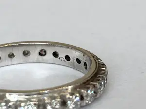 Acheter18 kt witgouden alliance ring met diamanten ca 0,70 crt? Enchérissez de 750!
