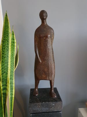 Robert Bosari - Bronzen beeld van staande dame kopen? Bied vanaf 1395!