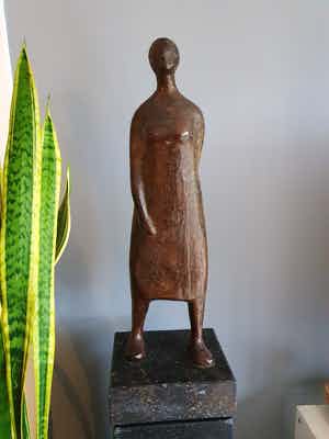 Robert Bosari - Bronzen beeld van staande dame verkocht voor € 1395!