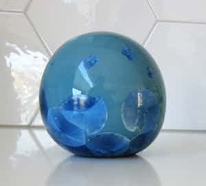 Peter Selhorst - Keramisch bol object met blauw kristalline glazuur verkocht voor € 1!