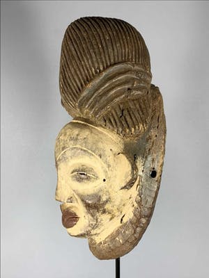 Punu - Tribal used Old African female mask from the Punu - Gabon. kopen? Bied vanaf 35!
