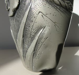 Niet of onleesbaar gesigneerd - Art nouveau hand versierde tinnen vaas door Francois Cortesi kopen? Bied vanaf 10!