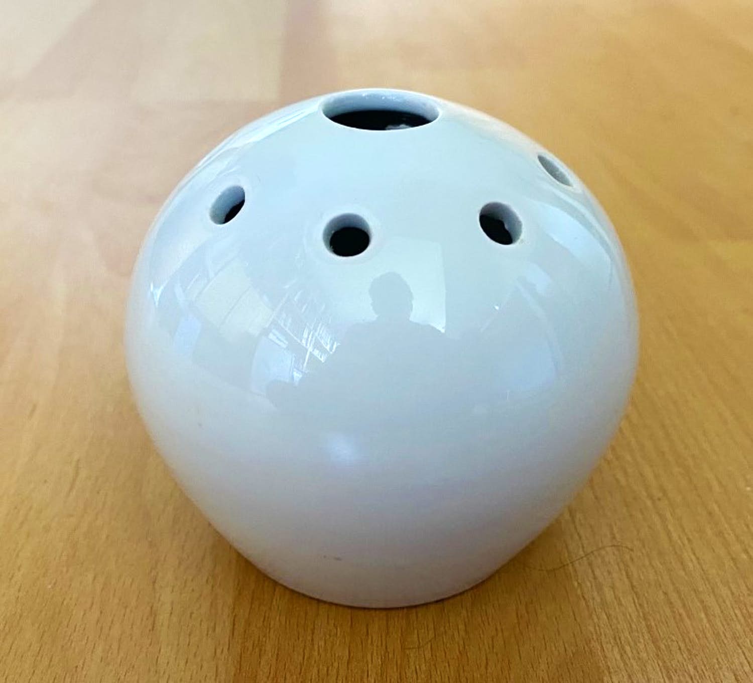 Niet of onleesbaar gesigneerd - Pillivuyt Paris - wit porseleinen bloemensteker kopen? Bied vanaf 1!