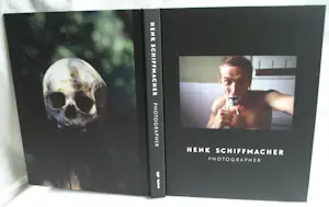 Buy Henk Schiffmacher - Gesigneerde foto op dibond “Mannen met Baarden” + gesigneerd fotoboek? Bid from 125!