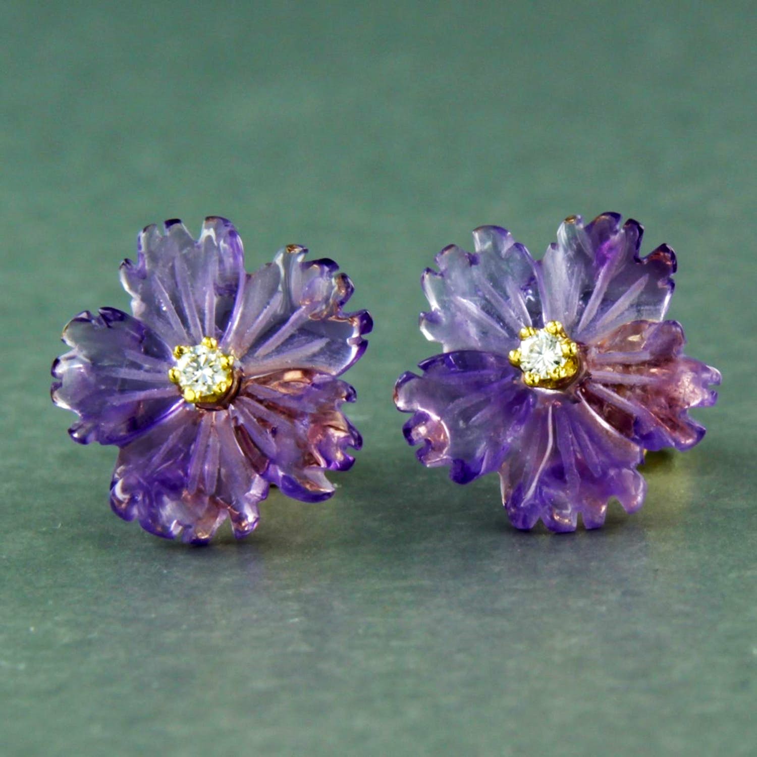 18kgouden oorknoppen in bloem vorm geslepen amethist en briljant geslepen diaman verkocht voor € 185!