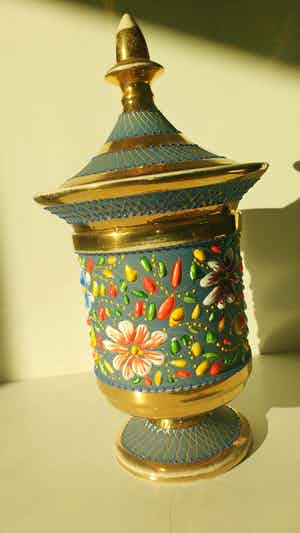 Niet of onleesbaar gesigneerd - Colorful urn verkocht voor € 1!