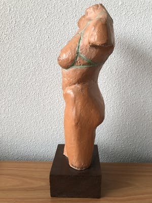 Herman Hofmans - Prachtig torso van vrouw - gesigneerd op houten voet. kopen? Bied vanaf 150!