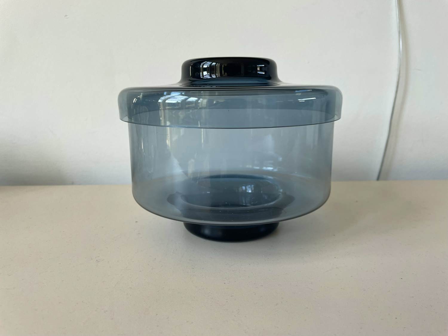 Floris Meydam - Staablauwe glazen koekdoos verkocht voor € 40!