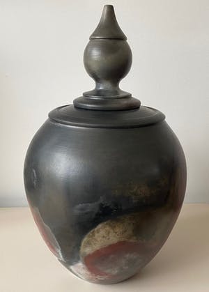 Niet of onleesbaar gesigneerd - Museale Studio Keramische Raku en paardenhaar deksel of urnvaas kopen? Bied vanaf 1!