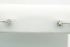 37- Een paar 18krt witgouden oorstekers met diamant ca. 0.10crt briljant. kopen? Bied vanaf 120!