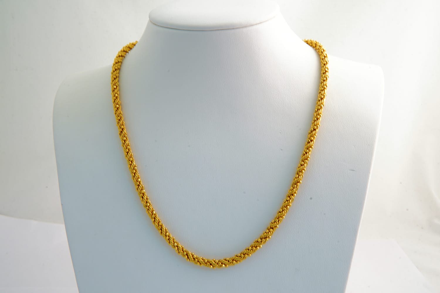 81 - Elegante 18 karaats geel-gouden ketting - gedraaid of "slinger" model kopen? Bied vanaf 740!