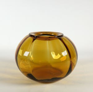 Willem Rozendaal - Glas, Amber tomaat-vaas door Kristalunie Maastricht kopen? Bied vanaf 1!